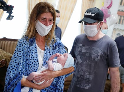 Andrea Diez y Fernando Montero, ciudadanos argentinos y padres del recién nacido Ignacio, emocionados durante su primer encuentro en el Hotel Venice, propiedad de la clínica BioTexCom en Kiev, Ucrania