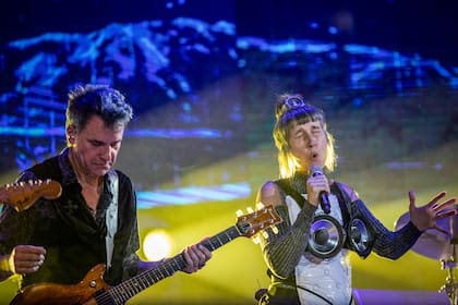 Andrea Echeverri junto a Richard Coleman. La voz de Aterciopelados cantó "Pasos"