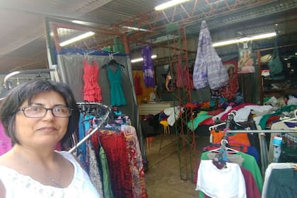 Andrea en su puesto de ropa: "La gente se sorprende al verme trabajar"