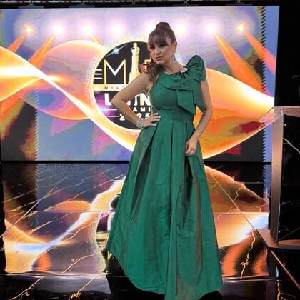 Andrea Estévez fue la encargada de conducir la alfombra roja junto al humorista Alejandro Dávalos