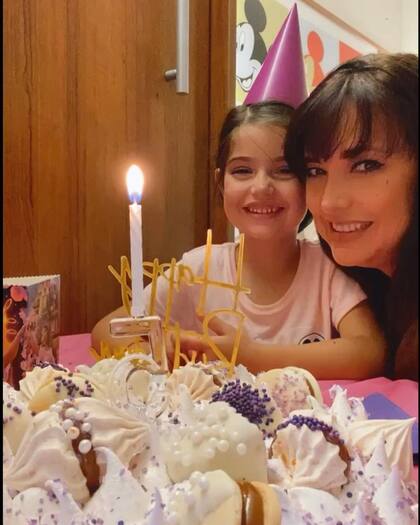 Andrea Estévez junto a Hannah, su hija de cinco años (Foto: Instagram @estevezandrea)