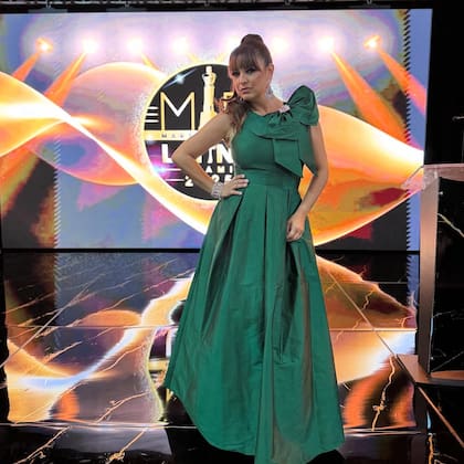 Andrea Estévez, nominada en el rubro columnista y cronista exteriores por su labor en Univision, fue además la encargada de conducir para América la alfombra roja del evento. La actriz, modelo y conductora se lució con un vestido verde esmeralda de escote irregular y falda voluminosa