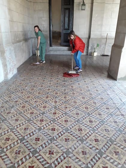 Andrea Ferreyra y María Elena Lupia se encargan de limpiar y mantener la iglesia