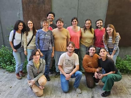 Andrea Gamarnik (tercera desde la izq.) junto a Santiago Oviedo-Rouco (remera beige), Mernoosh Arrar (remera blanca) y el resto del grupo de su laboratorio.