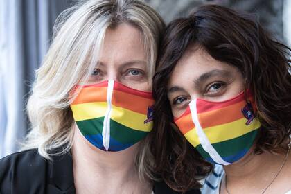 Andrea (izquierda), cofundadora de Familias Diversas, junto a María José, su pareja.
