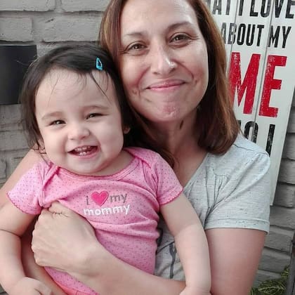 Andrea junto a Nina, su hija