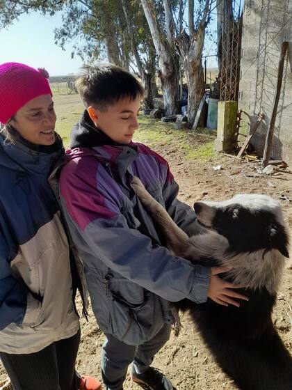 Andrea junto a su hija victoria en el campo
