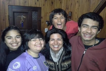 Andrea junto a su hijos Micaela, Alejo, Ayrton y Jano (arriba)