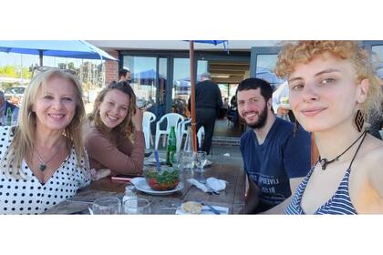 Andrea, junto a sus tres hijos.