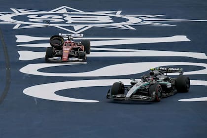 Andrea Kimi Antonelli (Mercedes) y Charles Leclerc (Ferrari), tras el incidente que comenzó Oscar Piastri (McLaren); el piloto de la Scuderia abandonó, el joven italiano de las Flechas de Plata logró su mejor resultado en la F.1 y el australiano de Woking penalizó con 10 segundos por la maniobra