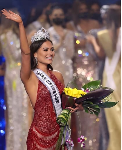 Andrea Meza "cumplió" con la tradición y fue coronada con un vestido rojo como la tercera Miss Universo mexicana (Facebook/Andrea Meza)