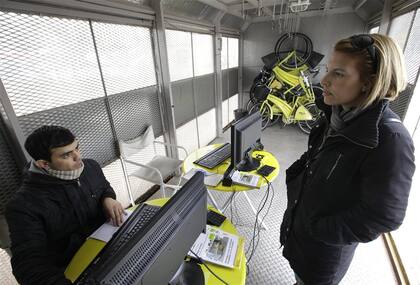Andrea espera en la estación retiro para alquilar una bici