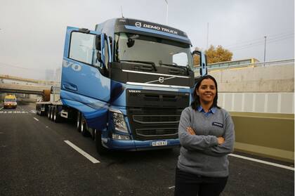 Andrea Paredes, la chofer de camión que llevó a Macri, Vidal y Larreta a la inauguración del Paseo del Bajo