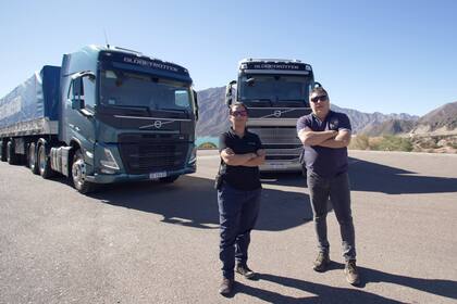 Andrea Paredes y Sergio Nogués con los Volvo FM410 y FH500