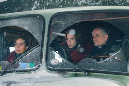 Andrea Pietra, Carla Peterson y Marcelo Subiotto en una escena de El eternauta