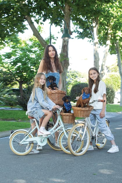 Andrea, que sostiene a Amelie, posa junto a sus hijas: Elena (9), a su derecha, con Olympia a upa, e Inés (10), a la izquierda, con María Jesús.