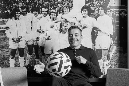 Radrizzani en las instalaciones del club, con una histórica formación de Leeds a su espalda.