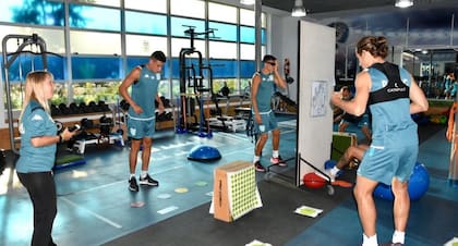 Andrea Ricagno, haciendo trabajos de neurociencia con el plantel profesional de Racing