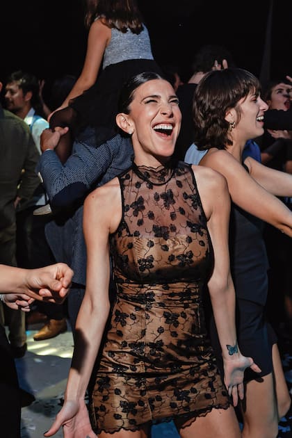 Andrea Rincón, con encaje y transparencias, en la pista de baile.