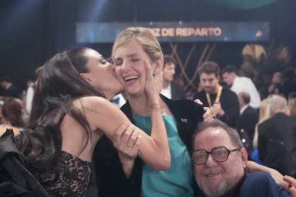 Andrea Rincón felicita a Silvia Kutika, quien ganó la terna Mejor Actriz de Reparto.