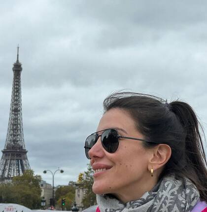 Andrea Rincón posó junto a la Torre Eiffel
