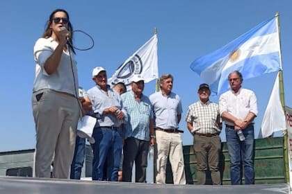 Andrea Sarnari habla en un acto de la Mesa de Enlace en Villa Constitución