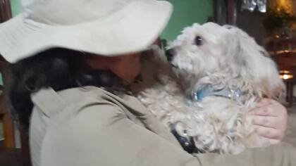 Andrea Torres junto a "Lunito", el cachorro que podría ser sacrificado o deportado.