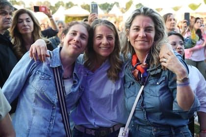 Andrea Ventura, editora de Bienestar, Dolores Pasman y Carla Quiroga, cabezas creativas de Bienestar Fest, disfrutando del show del cierre final.
