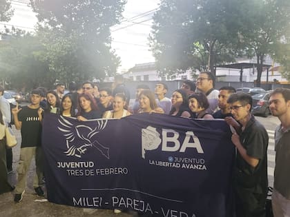 Andrea Vera se mostró junto a la militancia y estudiantes que asistieron al evento de Universitarios por la Libertad