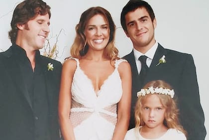 Andrea y Lucas, cuando renovaron los votos matrimoniales, en 2006, junto a Tommy, hijo del primer matrimonio de la actriz, y Fini, hija de ambos. El casamiento había sido en 1996. 