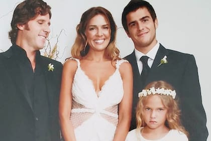 Andrea y Lucas, cuando renovaron los votos matrimoniales, en 2006, junto a Tommy, hijo del primer matrimonio de la actriz, y Fini, hija de ambos. El casamiento había sido en 1996.