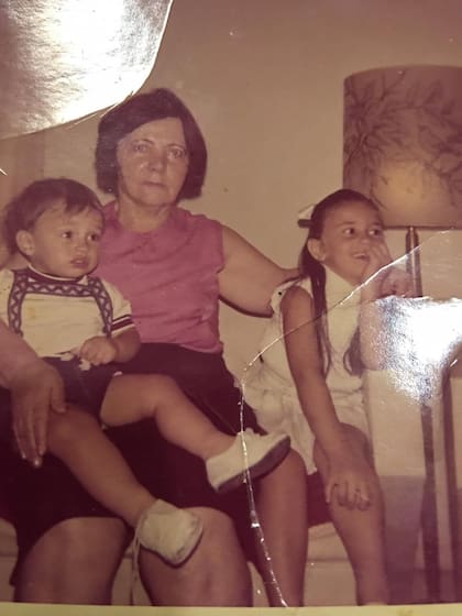 Andrea y Tato Borounian junto a su abuela