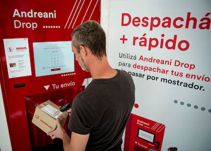 Andreani Drop, es una solución tecnológica instalada en las sucursales de Andreani para que sus clientes puedan despachar envíos en tres simples pasos, sin pasar por el mostrador.