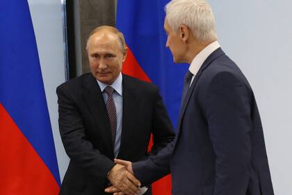 Vladimir Putin saluda a Andrei Belousov, el 16 de noviembre de 2018