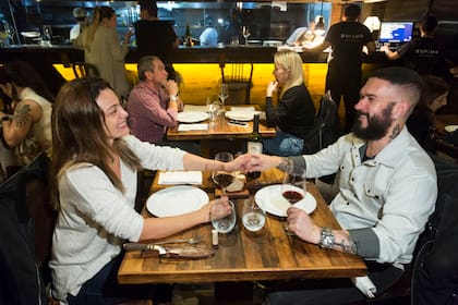 Andreia y Aureo Sardaio son de Río de Janeiro y viajaron a Buenos Aires porque aprecian la carne y el vino argentinos