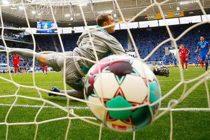 Andrej Kramaric, de Hoffenheim, convierte de penal el cuarto y último tanto de la goleada ante el Bayern Munich por 4 a 1