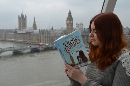 Es autora de una trilogía que inicia con Otoño en Londres