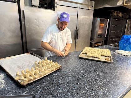 Andrés (48 años) es montevideano y lleva viviendo la mitad de su vida en Elizabeth.