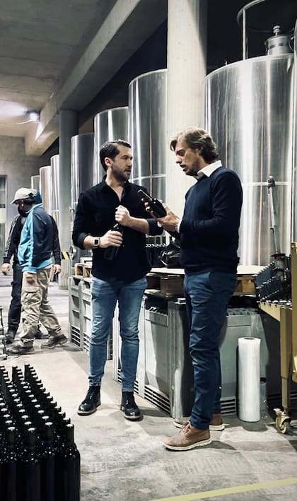 Andrés Benatti (izquierda), médico oftalmólogo y cliente de la empresa, y Francisco Evangelista durante el embotellado de Benatti Wines.