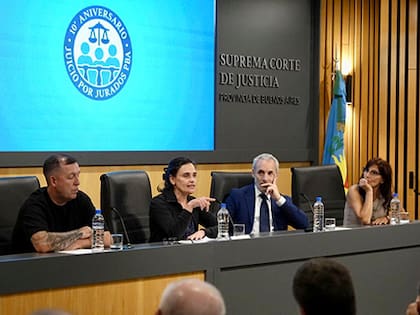 Andrés Bernhardt, la defensora oficial Verónica Jolliffe, el actual secretario de Política Criminal de la Procuración General bonaerense y la fiscal Ana María Armetta en el acto por los diez años del primer juicio por jurados