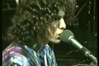 La escribió un jovencísimo Calamaro, Almodóvar creyó que era dominicana y Lali la "revivió" con otro Abuelo