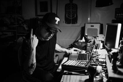 Andrés Calamaro en su estudio casero, desde el que transmite sus experimentos de sampling con mezclas aparentemente imposibles como, por ejemplo, Luis Salinas, Hermeto Pascoal y David Bowie