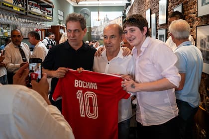 Andrés Calamaro, fanático
de Independiente, recibe la
camiseta de su ídolo Ricardo
Enrique Bochini y posa con su amigo Dillom.