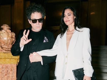 Andrés Calamaro y Natalí Franco. La presentación en sociedad de la pareja fue en la Gala 30 años de Azcuy, en el Teatro Colón