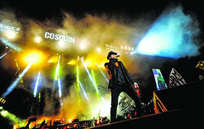 Andrés Ciro salió al escenario dentro de una esfera naranja y luego ofreció un show de tres horas