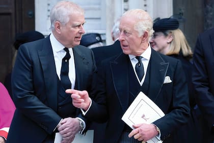 Andrés con su hermano, el rey Carlos III, durante el funeral de la duquesa de Kent, en septiembre pasado