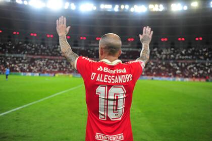Andrés D' Alessandro se despidió anoche del fútbol profesional (@SCInternacional)