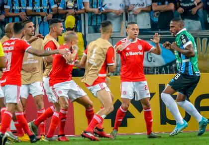 Andrés DAlessandro, metido en los incidentes del clásico Inter vs. Gremio, que finalizó con 8 expulsados