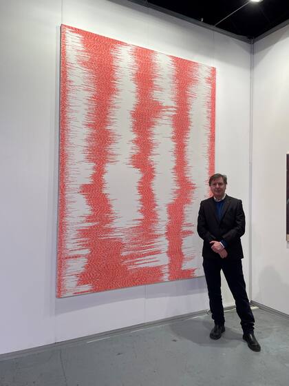 Andrés Duprat con "Rumores de pandemia" (2020), de Marta Minujín, en Herlitzka & Co