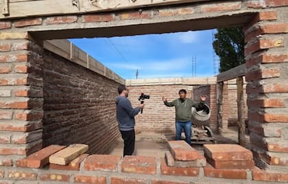 Andrés Durán muestra a BBC Mundo la casa antisísmica que se está construyendo.